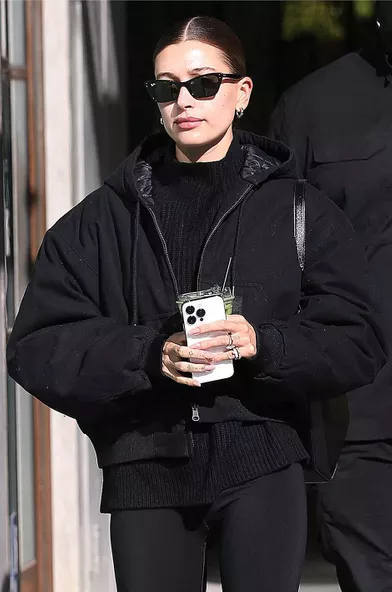 Hailey Bieber dans les rues de Los Angeles le 11 janvier 2022.