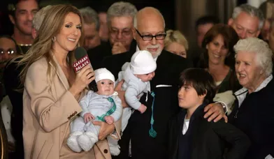 Céline Dion, déjà maman de René-Charles qu’elle a eu avec son mari René, donne naissance à ses jumeaux alors qu’elle a 42 ans.
