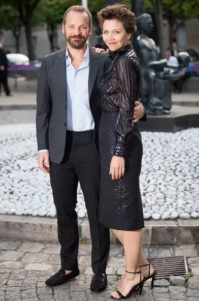 La comédienne américaine est également une femme comblée en amour grâce au soutien de son époux, l'acteur Peter Sarsgaard. Ensemble depuis 2002 et mariés sept ans plus tard, le couple est parent de deux filles : Ramona (née en 2006) et Gloria (née en 2012). 