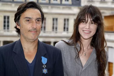 Du côté des Français, comment ne pas penser au couple formé par Yvan Attal et Charlotte Gainsbourg, ensemble depuis 1991. Le duo d'acteurs est parent de trois enfants, Ben (né en 1997), Alice Jane (née en 2002) et Joe (né en 2011).