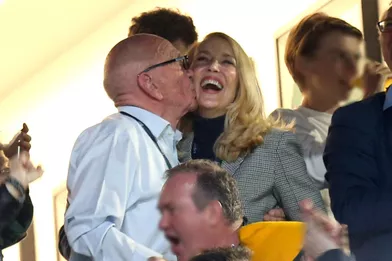 C'est l'un des nouveaux couples les plus étonnants de la sphère people. Fin octobre, le magnat de la presse, âgé de 84 ans, et l'ex-compagne de Mick Jagger, âgée de 59 ans, officialisaient leur idylleen apparaissait en public lors de la finale de la Coupe du Monde de rugby, organisée au stade de Twickenham, en Angleterre.«C'est très récent. Ils apprécient vraiment être ensemble. Il l'aime beaucoup. Ils sont bien en couple», avait déclaré un ami de Rupert Murdoch au journal«The Mail on Sunday».