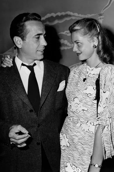 Le réalisateur Howard Hawkes impose à Humphrey Bogart la très jeune Lauren Bacall comme partenaire pour son film &quot;Le Port de l'angoisse&quot; en 1944, après l'avoir repérée en couverture de &quot;Harper's Bazaar&quot;. D'abord réfractaire à l'idée de donner la réplique à une inconnue de 19 ans, l'acteur tombe finalement sous son charme. Malgré leurs 26 ans d'écart, ils se marient au printemps 1945 et resteront ensemble jusqu'au décès de l'acteur, en 1957.