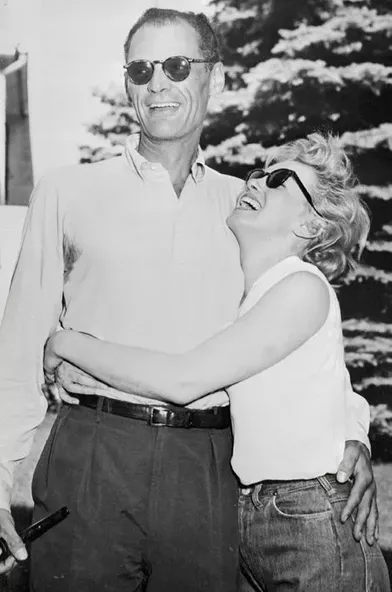 Après un court mariage avec le joueur de baseball Joe Di Maggio, la superstar et sex symbol Marilyn Monroe tombe amoureuse du dramaturge Arthur Miller. Le couple s'unit en juin 1956 pour finalement se séparer cinq ans plus tard. 