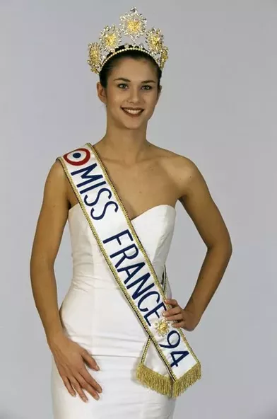 64e Miss France sacrée le 28 décembre 1993 au CNIT de La Défense, Valérie Claisse est par la suite devenue mannequin. 