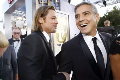 Les deux stars se connaissent depuis des années et ne manquent jamais une occasion de se taquiner. Lors du tournage du film «Ocean’s 11», George Clooney avait par exemple reçu un traitement très particulier… dû à une note écrite par Brad Pitt à l’attention de l’équipe du film. «J’ai envoyé un mémo à l’ensemble de l’équipe italienne où je disais: &quot;Chère équipe, nous vous souhaitons un merveilleux tournage. George Clooney a fait savoir que c’était un rôle très difficile pour lui. Il a besoin d’une concentration extrême. Monsieur Clooney vous demande de ne pas l’interrompre et de ne pas le regarder dans les yeux. Si vous avez besoin de vous adresser à lui, s’il vous plait appelez-le seulement Daniel ou Monsieur Ocean&quot;».