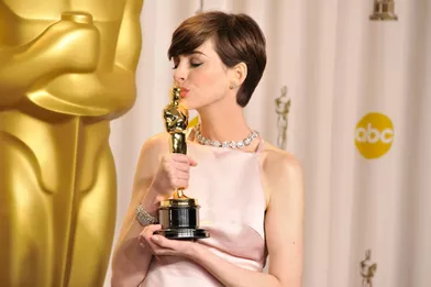 Soprano, Anne Hathaway a d'abord fait entendre sa voix pour le film «Ella au pays enchanté» en 2004. Mais c'est surtout pour sa prestation dans les «Misérables» de Tom Hooper qu'elle s'illustre, au point de recevoir l'Oscar de la meilleure actrice dans un second rôle en 2013.