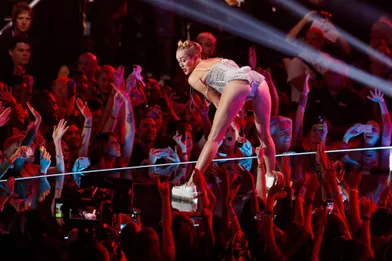 Sans conteste la scandaleuse de l’année. La jeune chanteuse de 21 ans frappé fort dès la sortie de son clip «We can’t stop», dans lequel elle danse avec des ours en peluche, se tripote, et fait l’apologie de la fameuse drogue Molly. S'en sont suivies ses apparitions aux MTV Video Music Awards – où en petite tenue, elle a twerké avec Robin Thicke et a choqué ses fans de la première heure – ou encore aux MTV Europe Music Awards, au cours desquels elle a sorti un joint de son sac. N’oublions pas non plus son fameux clip «Wrecking Ball», où Miley se balance nue sur une boule de bulldozer et lèche un marteau.