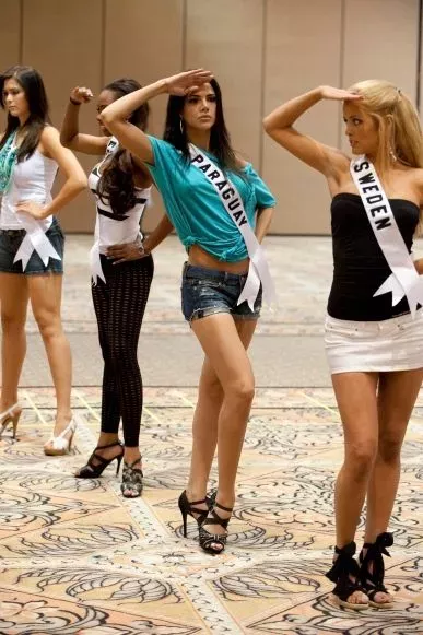 Miss Brésil Debora Lyra, Miss Equateur Lady Mina, Miss Paraguay Yohana Benitez Olmedo, et Miss Suède Michaela Savic