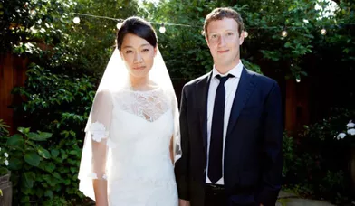 Le fondateur de Facebook a épousé sa compagne de longue date, la pédiatre Priscilla Chan. C’est lui-même qui l’a annoncé en postant cette photo, le jour des noces, le 19 mai, sur… Facebook.