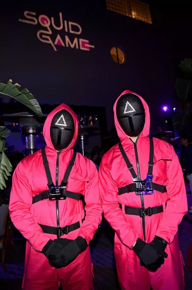 Des personnes déguisées en agent de la série «Squid Game» lors d'un événement pour la série Netflix à Los Angeles le 8 novembre 2021
