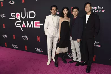 Lee Jung-jae, Jung Ho-yeon, Hwang Dong-hyuk (créateur de la série) etPark Hae-soolors d'un événement centré autour de «Squid Game» à Los Angeles le 8 novembre 2021
