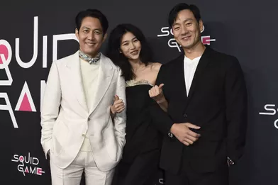 Lee Jung-jae,Jung Ho-yeonetPark Hae-soo lors d'un événement pour la série Netflix «Squid Game» à Los Angeles le 8 novembre 2021