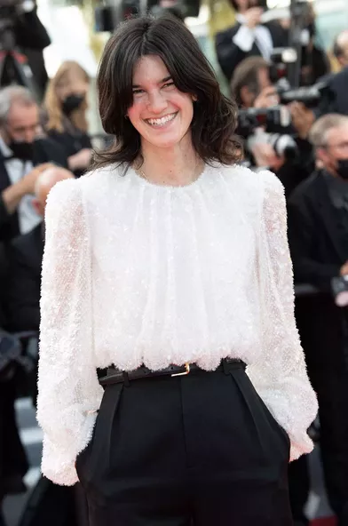 Suzanne Lindonsur le tapis rouge de la cérémonie de clôture du 74e Festival de Cannes le 17 juillet 2021