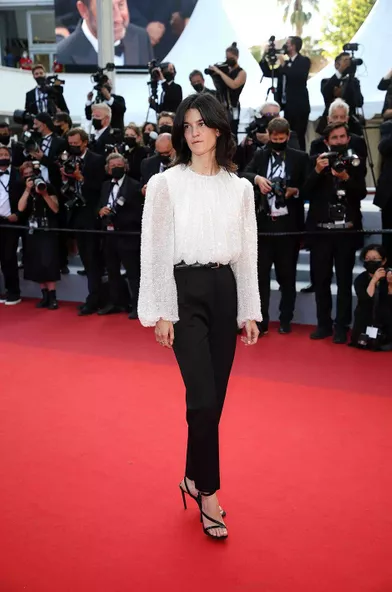 Suzanne Lindonsur le tapis rouge de la cérémonie de clôture du 74e Festival de Cannes le 17 juillet 2021