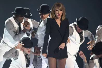 Taylor Swift chante &quot;Blank Space&quot; lors de la soirée des Brit Awards 2015.