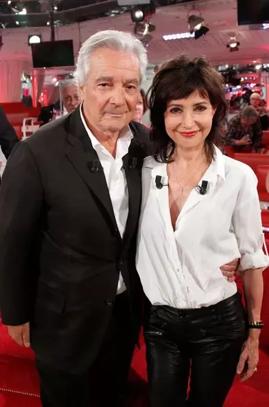 Pierre Arditi et Evelyne Bouix sur le canapé rouge de Drucker