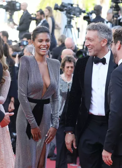 people style tina kunakey accro aux pieces qui soulignent sa jolie taille