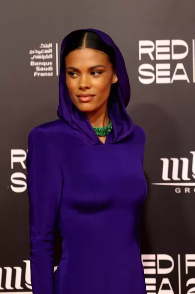 Tina Kunakey sur le tapis rouge duRed Sea International Film Festival àDjeddah en Arabie saoudite le 6 décembre 2021