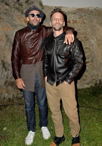 L'artiste JR et Mathieu Kassovitzlors de la soirée Magnum à Cannes, le 15 mai 2019