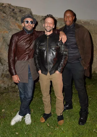 L'artiste JR, Mathieu Kassovitz et Oxmo Puccinolors de la soirée Magnum à Cannes, le 15 mai 2019