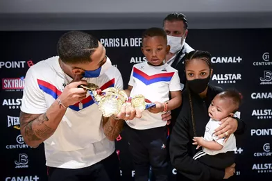 Tony Yoka, Estelle Mossely et leurs fils Ali et Magomedà Paris La Défense Arena le 24 septembre 2020