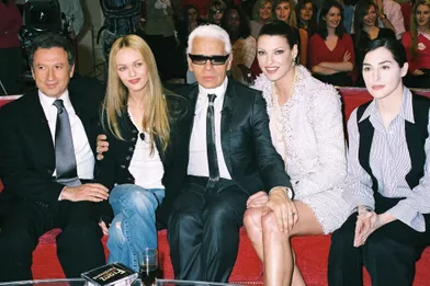 Michel Drucker, Vanessa Paradis, Karl Lagerfeld, Linda Evangelista et Amira Casar sur le plateau de l'émission &quot;Vivement dimanche&quot; en 2004
