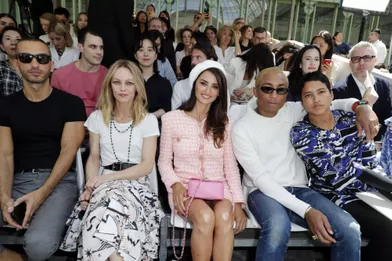Vanessa Paradis, Penélope Cruz, Pharrell William et sa femme au défilé Chanel Haute Couture à Paris le 3 juillet 2018