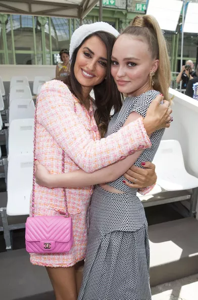 Lily-Rose Depp et Penélope Cruz au défilé Chanel Haute Couture à Paris le 3 juillet 2018