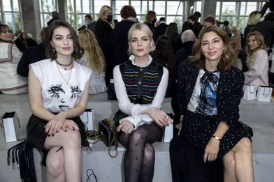 Anamaria Vartolomei, Lucy Boynton et Sofia Coppola au défilé Chanel à Paris e 7 décembre 2021