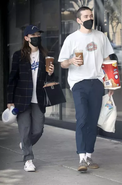 Victoria Pedretti et Dylan Arnold dans les rues de Los Angeles le 7 novembre 2021