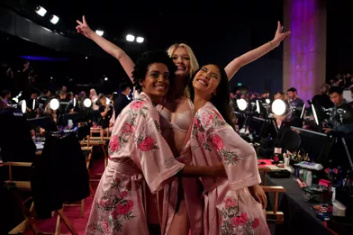 Alecia Morais, Maggie Lane et Xiao Wen en coulisses du défilé Victoria's Secret à Shanghai