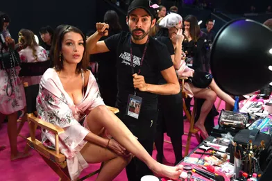 Bella Hadid en coulisses du défilé Victoria's Secret à Shanghai