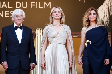 Paul Verhoeven, Virginie Efira et Clotilde Couraulors de la montée des marches du film «Benedetta » au Festival de Cannes, ce vendredi 9 juillet 2021.