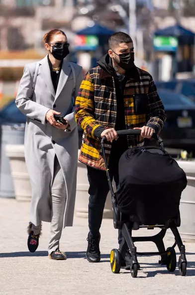 Gigi Hadid et Zayn Malik avec leur fille dans les rues de New York en avril 2021