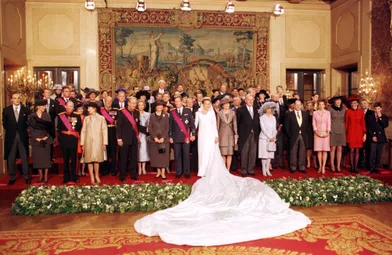 Mathilde d'Udekem d'Acoz et le prince Philippe de Belgique, à Bruxelles le 4 décembre 1999, jour de leur mariage avec leurs familles et invités royaux