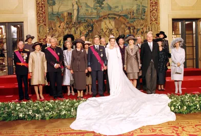 Mathilde d'Udekem d'Acoz et le prince Philippe de Belgique, à Bruxelles le 4 décembre 1999, jour de leur mariage, avec leurs familles