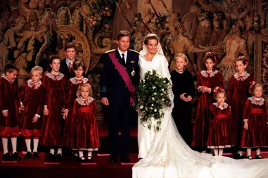 Mathilde d'Udekem d'Acoz et le prince Philippe de Belgique, à Bruxelles le 4 décembre 1999, jour de leur mariage, avec leurs enfants d'honneur