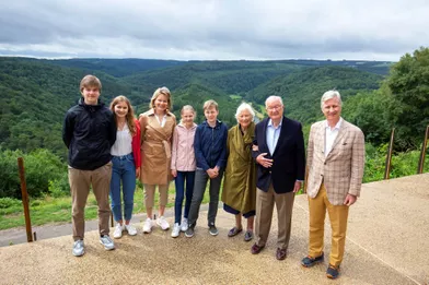 L'ex-reine Paola et l'ex-roi Albert II avec la reine Mathilde, le roi des Belges Philippe et leurs enfants à Botassart, le 28 juin 2020