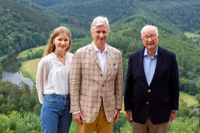Le roi des Belges Philippe encadré par sa fille aînée, la princesse héritière Elisabeth, et son père, l'ex-roi Albert II à Botassart, le 28 juin 2020