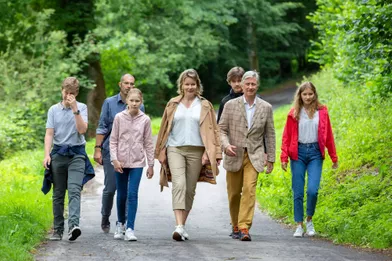 La reine Mathilde, le roi des Belges Philippe et leurs enfants en randonnée dans la province de Luxembourg, le 28 juin 2020