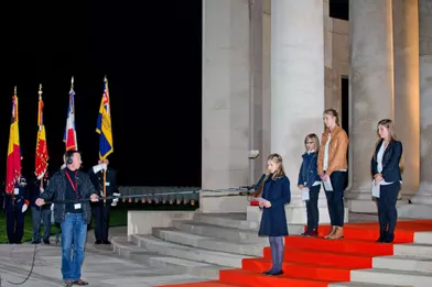La princesse Elisabeth de Belgique prononce un discours dans les trois langues officielles du royaume -français, néerlandais et allemand- lors de la cérémonie commémorative du centenaire de la Première Guerre mondialeà Ploegsteert, le 17 octobre 2014