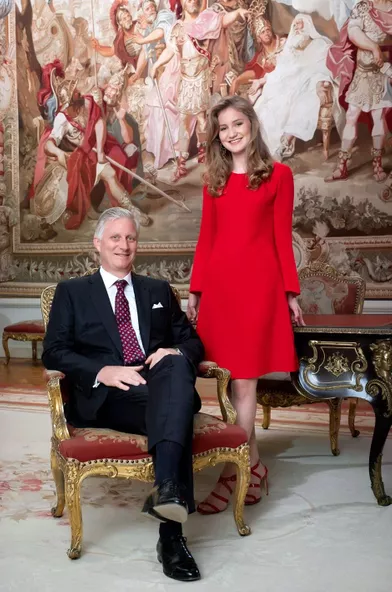 La princesse héritière Elisabeth de Belgique prend la pose le 23 octobre 2019 à côté de son père le roi des Belges Philippe pour l'un des portraits de ses 18 ans, célébré deux jours plus tard