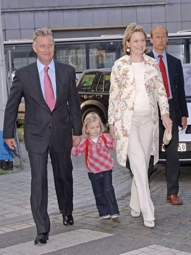 Premier jour d'école, accompagnée par ses parents, pour laprincesse Elisabeth de Belgique, le 1er septembre 2005