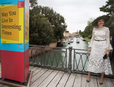 La reine des Belges Mathilde dans une robe Natan à Venise, le 6 septembre 2019