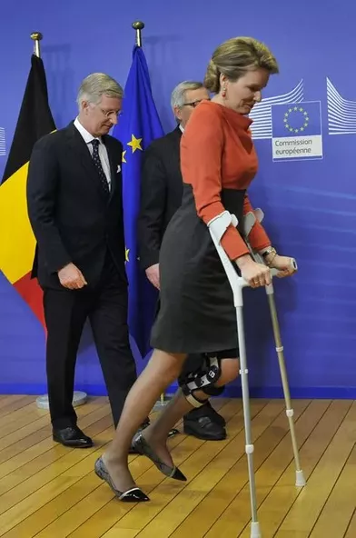 Mathilde entre à cloche-pied au Parlement européen
