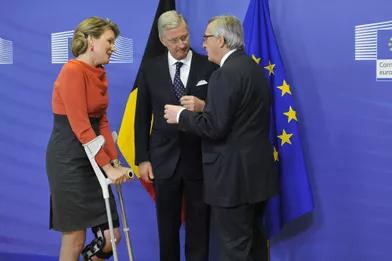Mathilde entre à cloche-pied au Parlement européen