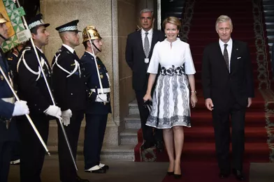 La reine Mathilde et le roi des Belges Philippe sortent de l'Hôtel de ville à Porto, le 24 octobre 2018