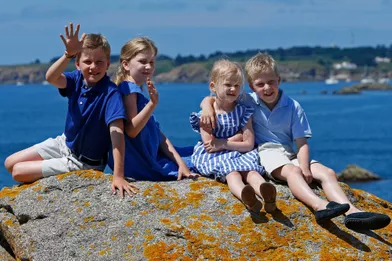 Le prince Gabriel de Belgique avec ses soeurs les princesses Elisabeth et Eléonore et son frère le prince Emmanuel, le 24 juillet 2013