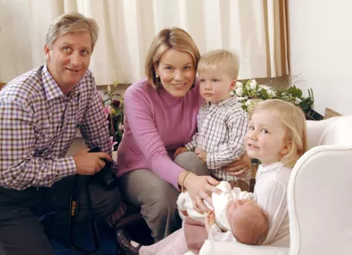 Le prince Gabriel de Belgique avec ses parents, sa soeur aînée et son petit frère, le 6 octobre 2005