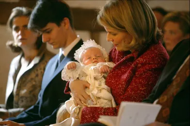 Le prince Gabriel de Belgique avec sa mère la princesse Mathilde, le 25 octobre 2003, jour de son baptême